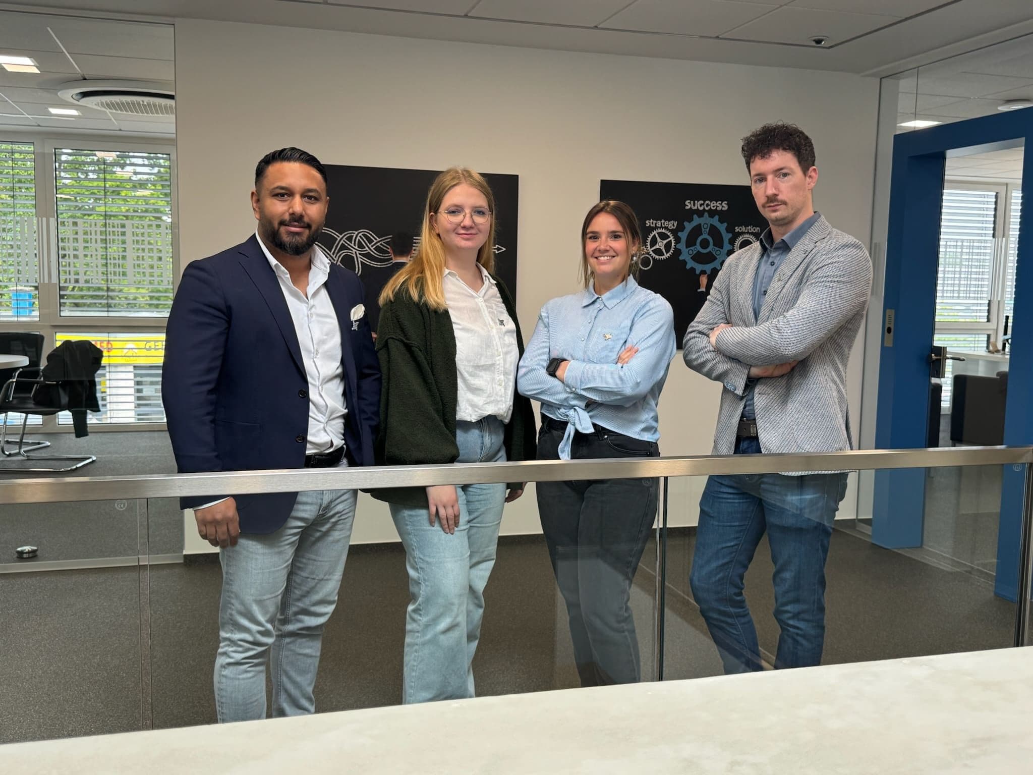 Die Mitarbeiter der Team-IT gemeinsam im Hauptgebäude an der Treppe