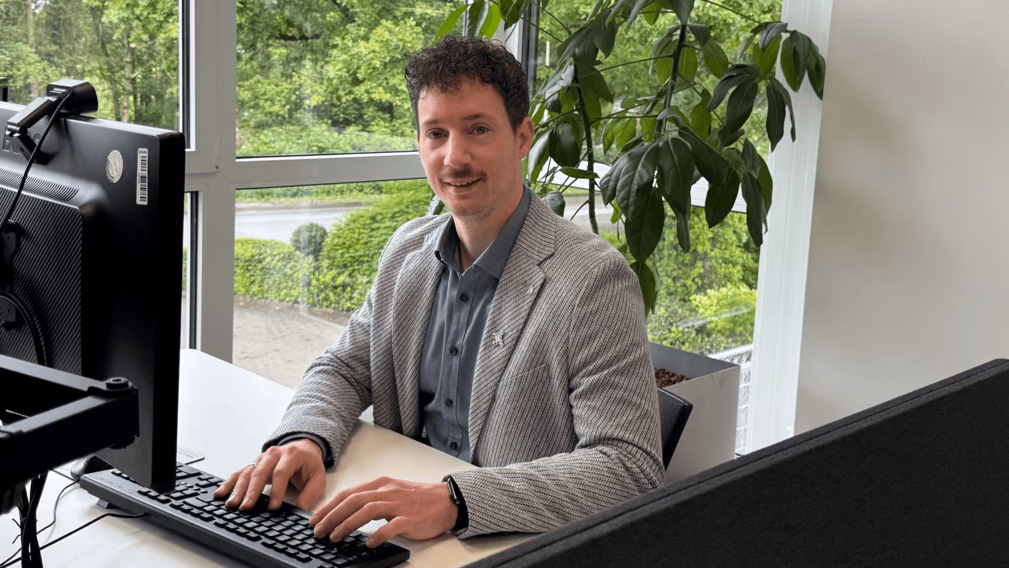 Mitarbeiter der Team-IT an seinem Schreibtisch