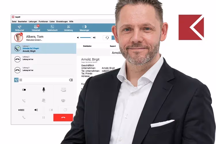 Ein Steuerberater mit der Desktop Oberfläche von Swyx im Hintergrund.