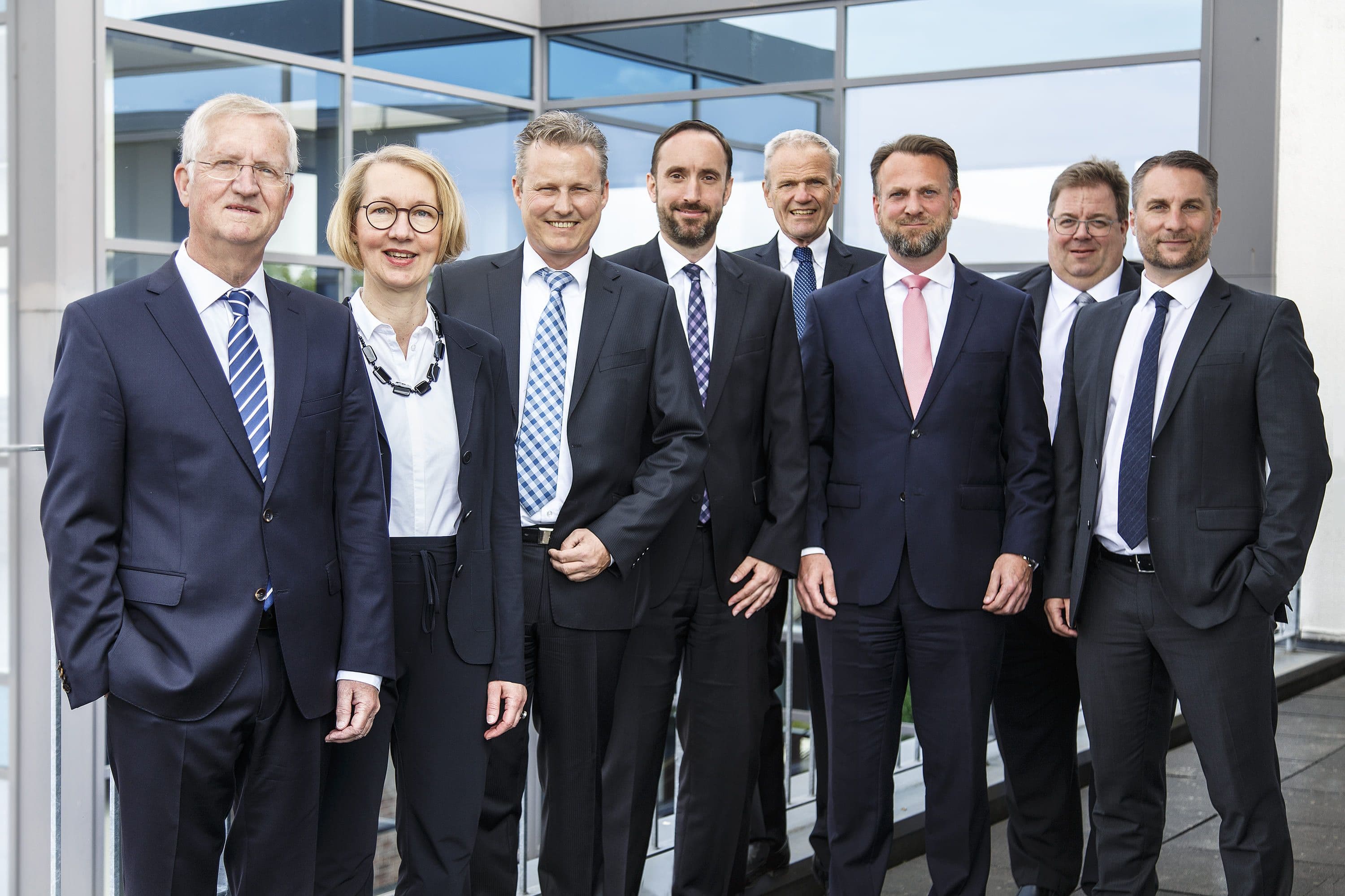 Gruppenfoto von Geschäftsleuten vor einer Fassade