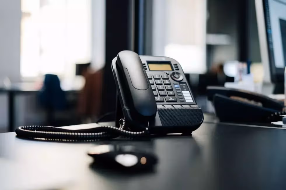 Eine SIP Telefonanlage steht auf dem Schreibtisch