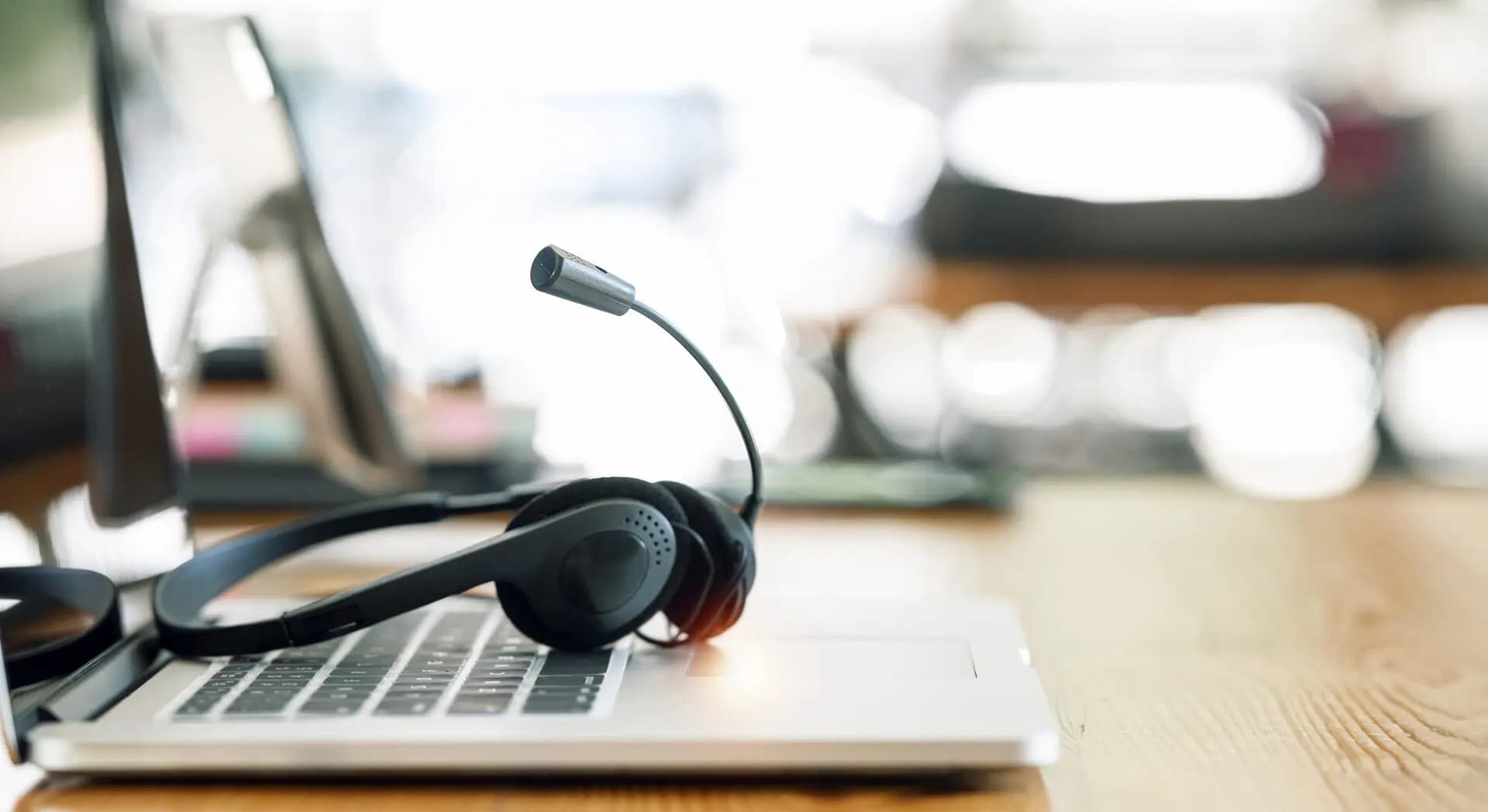 Ein Headset liegt auf einem Laptop